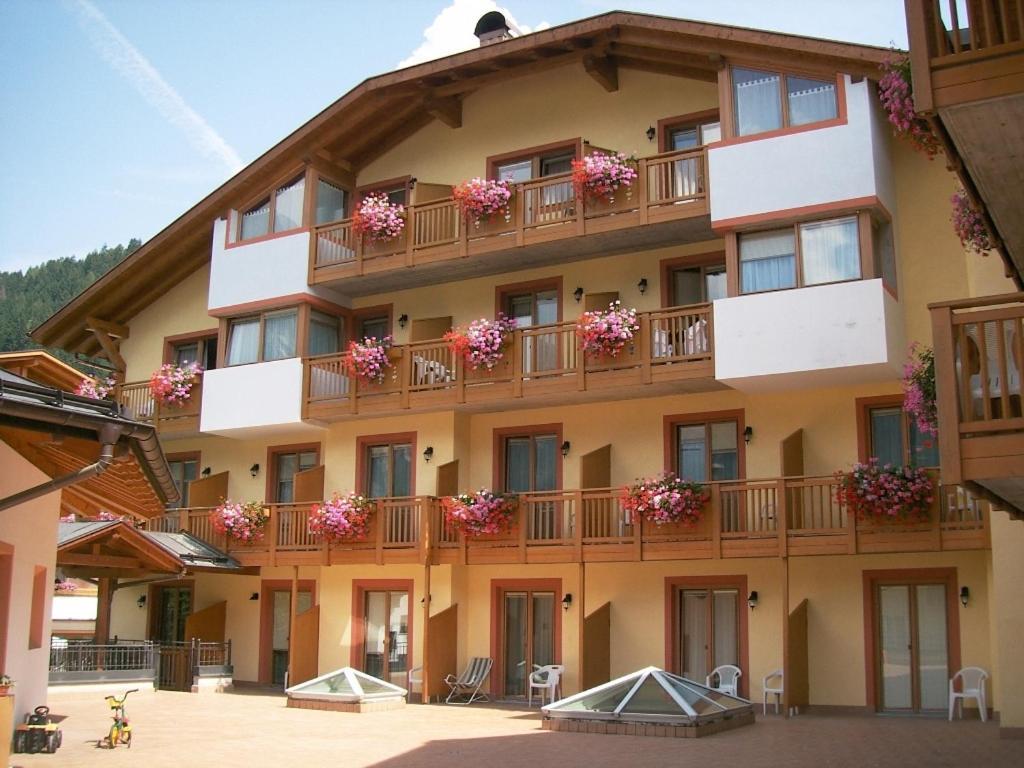 Hotel Canada Pinzolo Exterior foto